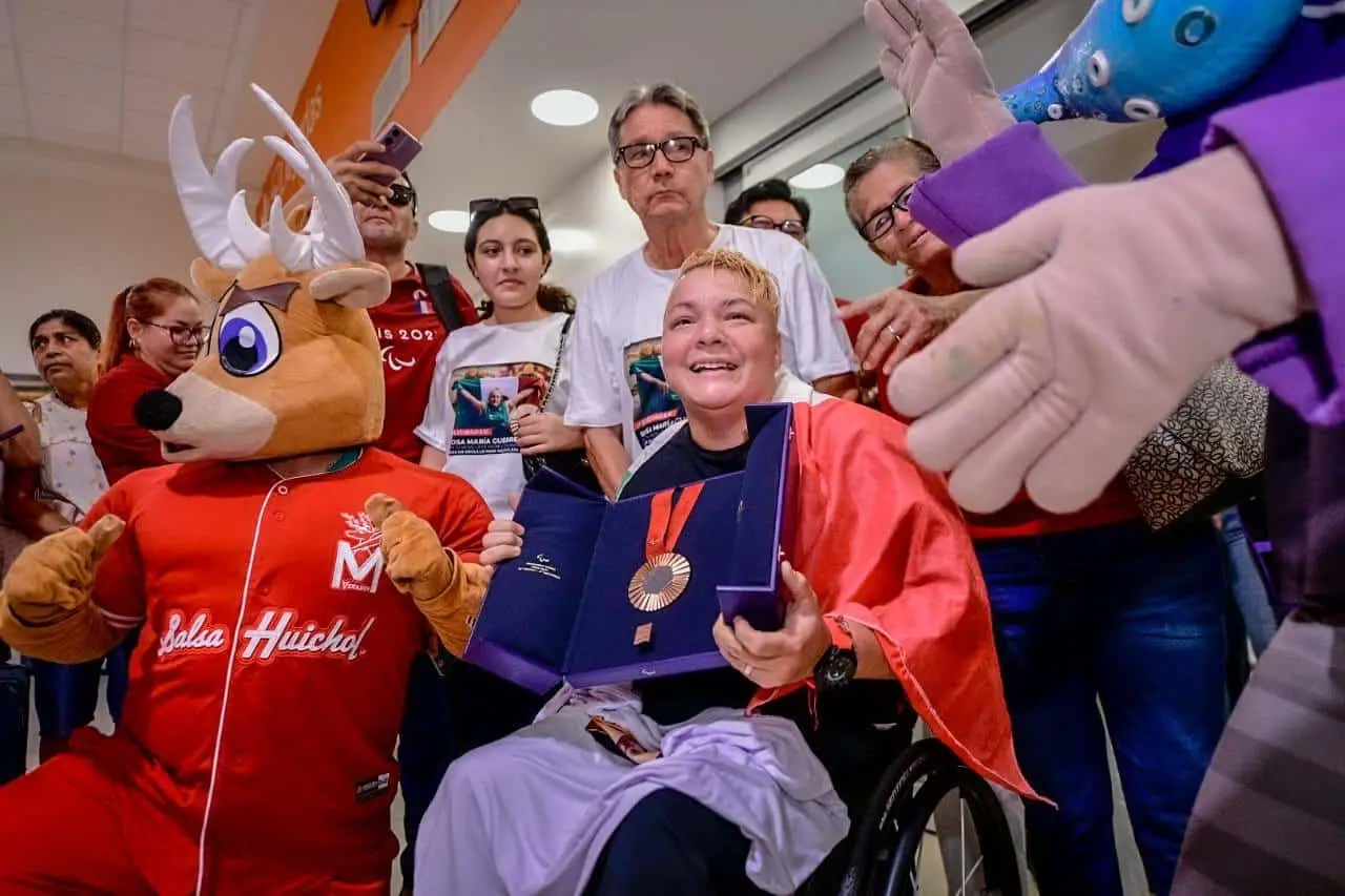 Mazatlán recibe, con una lluvia de aplausos, a la medallista paratleta, Rosa María Guerrero.