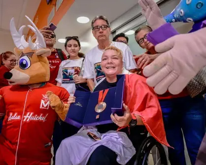 Mazatlán recibe, con una lluvia de aplausos, a la medallista paratleta, Rosa María Guerrero 