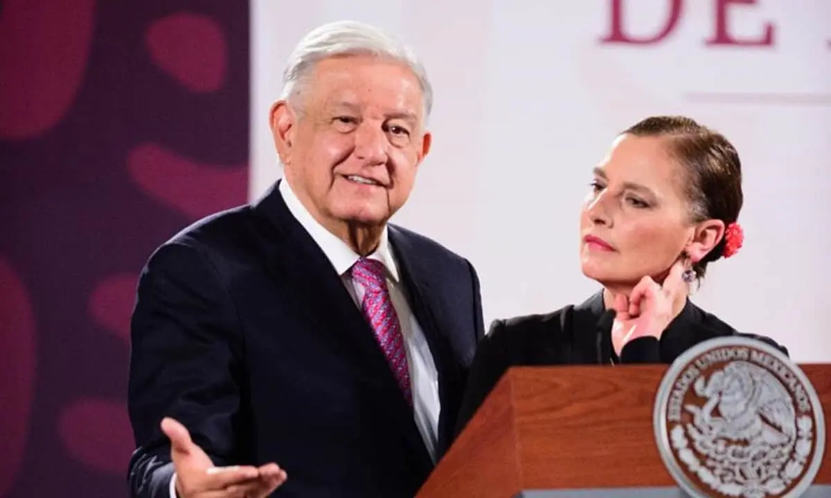 AMLO y su esposa Beatriz Gutiérrez.