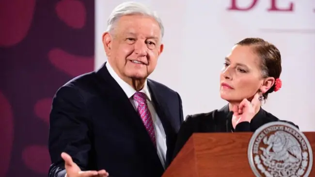 AMLO y su esposa Beatriz Gutiérrez.