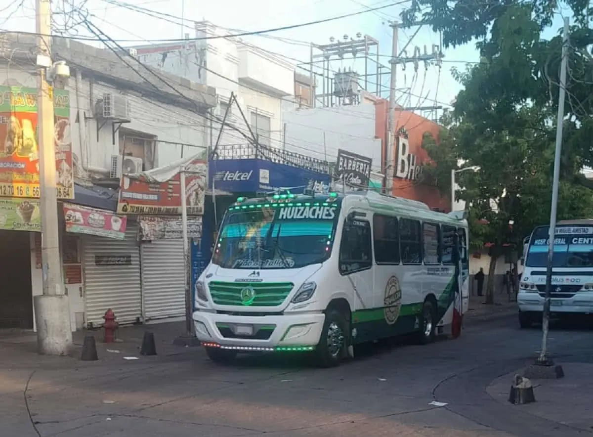 Camiones urbanos circulando por el centro de Culiacán.