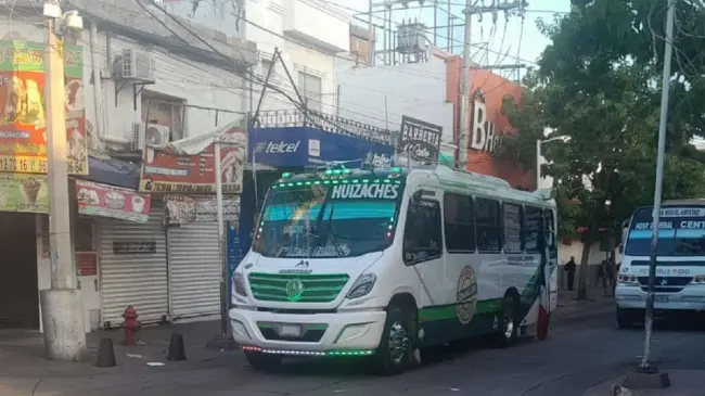 Camiones urbanos circulando por el centro de Culiacán.