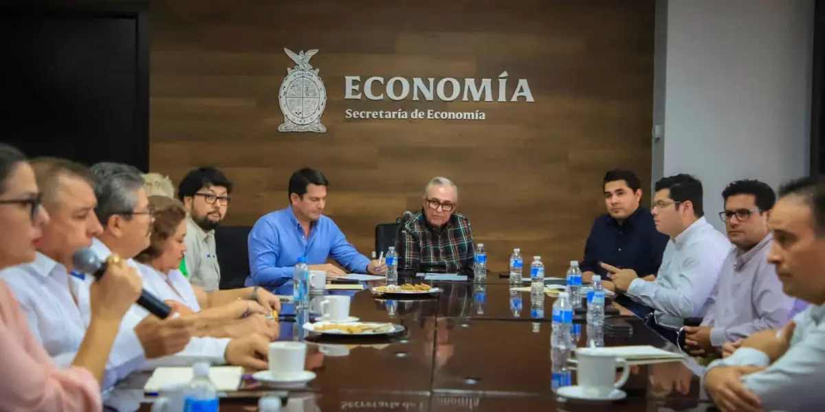 Rubén Rocha en reunión con lideres de las  cámaras y asociaciones empresariales.