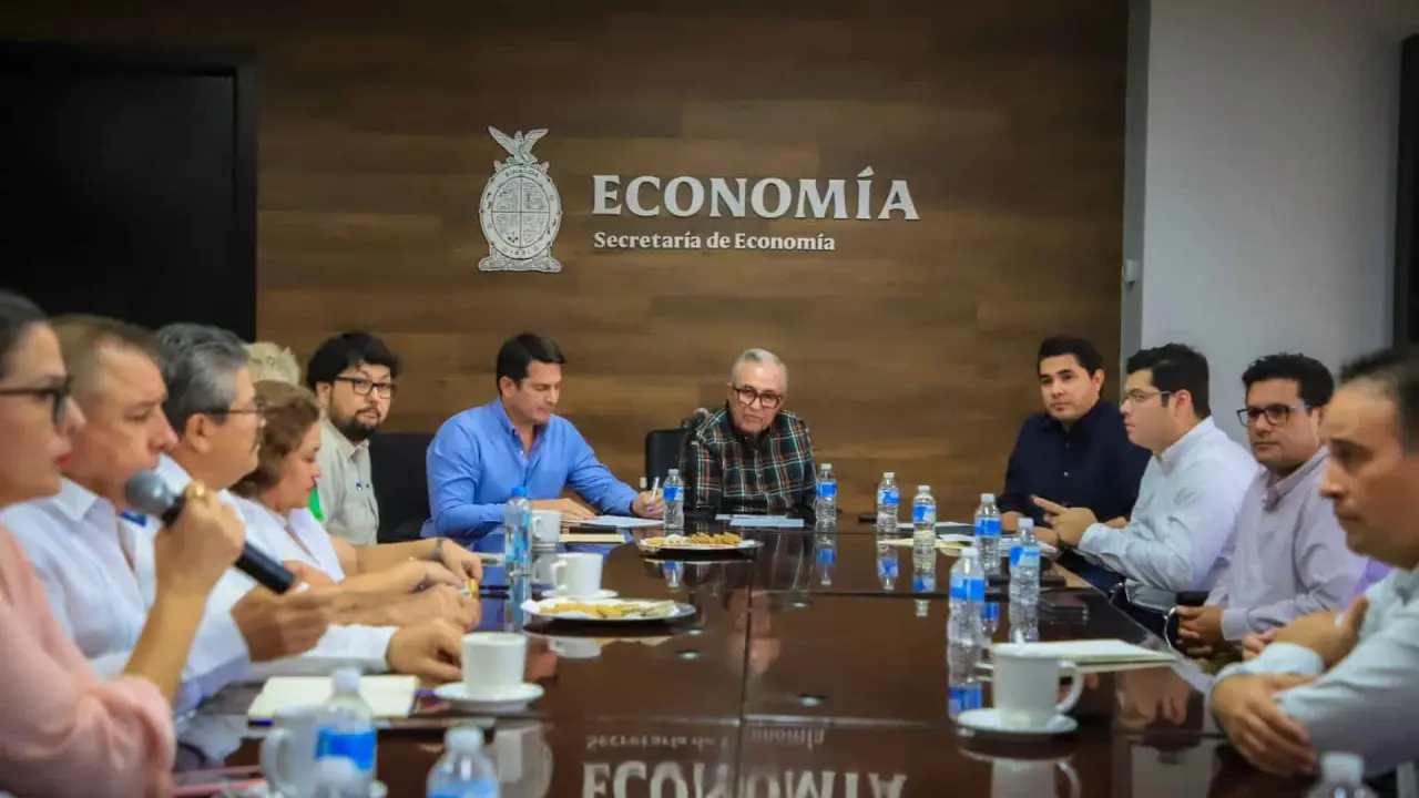 Rubén Rocha en reunión con lideres de las cámaras y asociaciones empresariales.