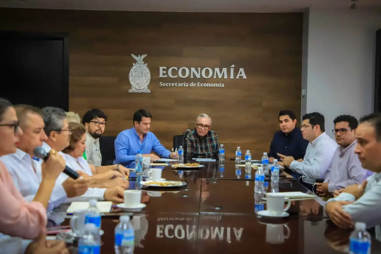 Rubén Rocha en reunión con lideres de las  cámaras y asociaciones empresariales.