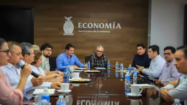 Rubén Rocha en reunión con lideres de las cámaras y asociaciones empresariales.