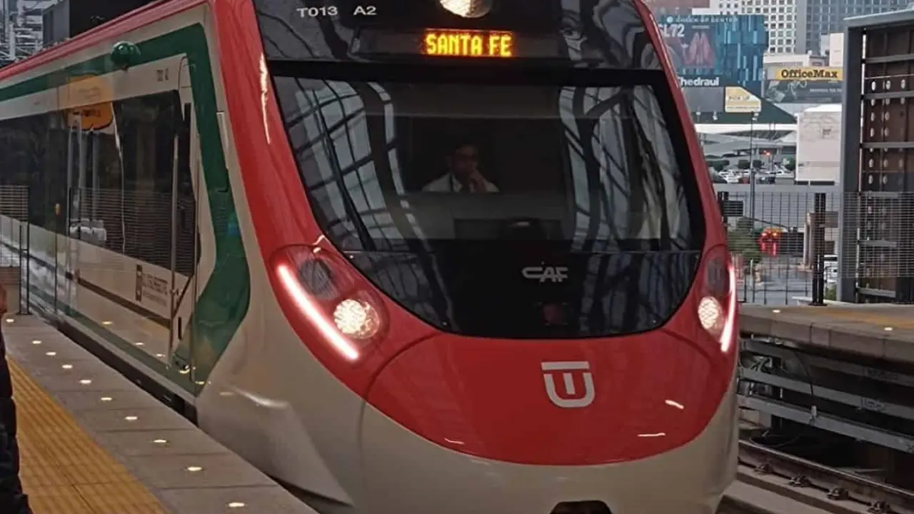 El tren Interurbano México-Toluca facilita el transporte con la inauguración de su estación en Santa Fe.