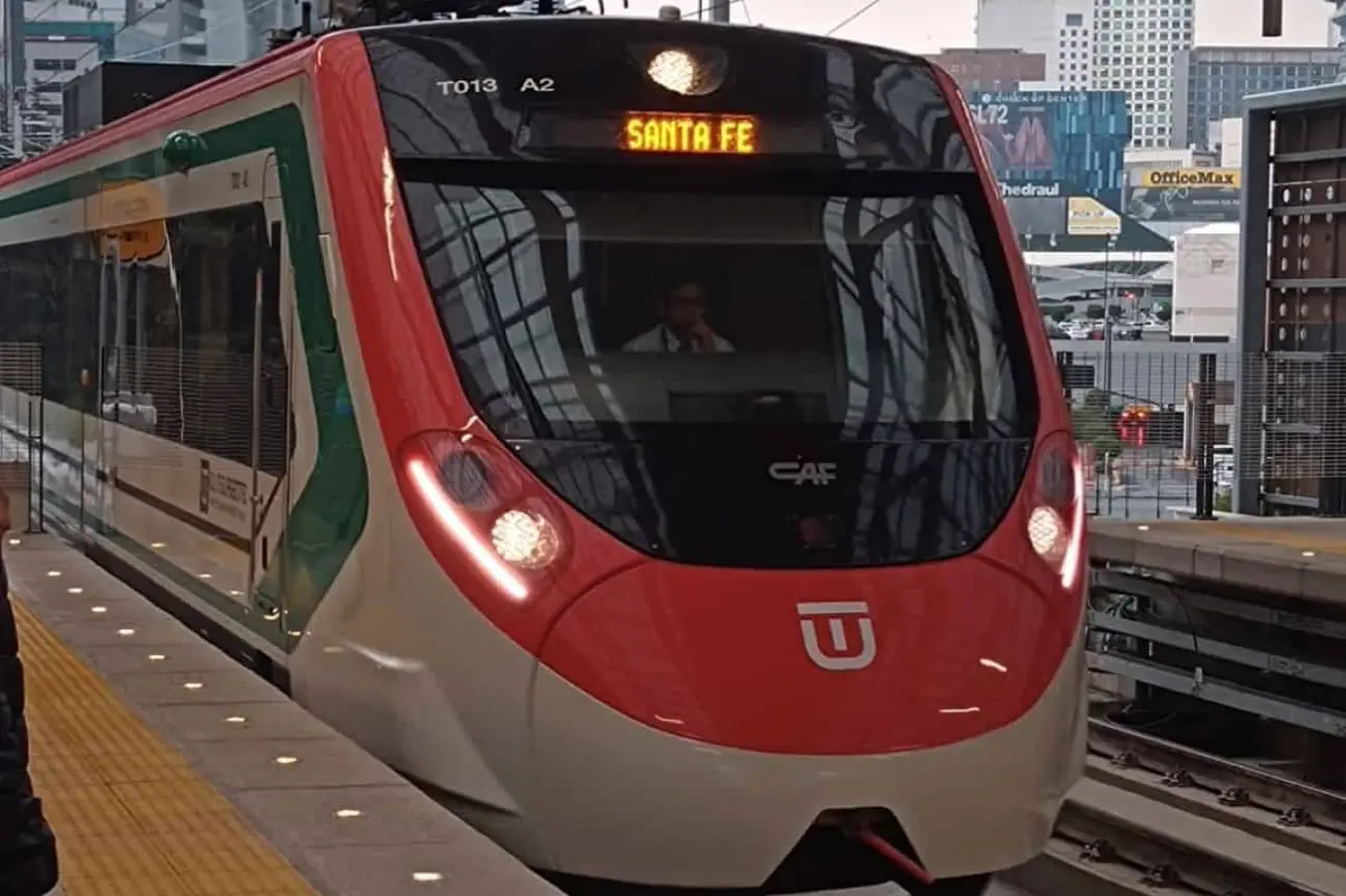 El tren Interurbano México-Toluca facilita el transporte con la inauguración de su estación en Santa Fe.