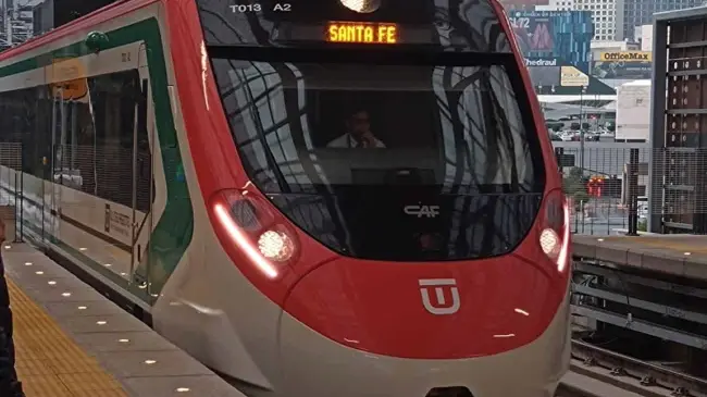 El tren Interurbano México-Toluca facilita el transporte con la inauguración de su estación en Santa Fe.