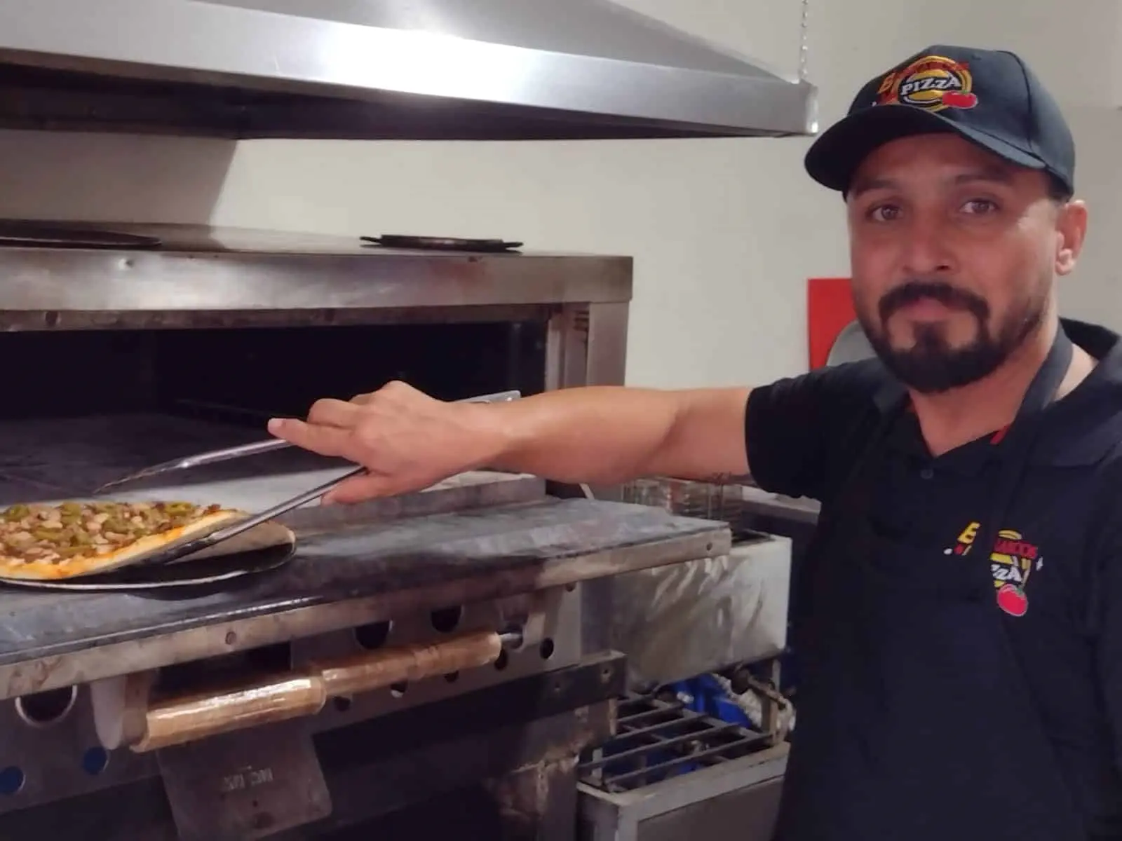 Con dedicación Omar Barraza prepara sus deliciosas pizzas para todos sus clientes. 