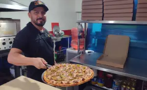 Omar Barraza es el hombre sordo que ha creado la pizzería preferida de Barrancos