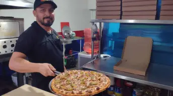 Omar Barraza es el hombre sordo que ha creado la pizzería preferida de Barrancos