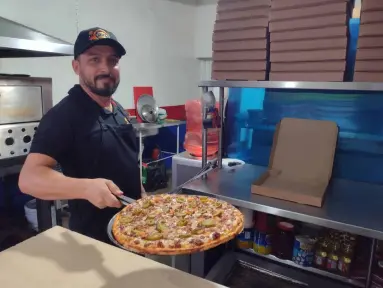 Omar Barraza es el hombre sordo que ha creado la pizzería preferida de Barrancos