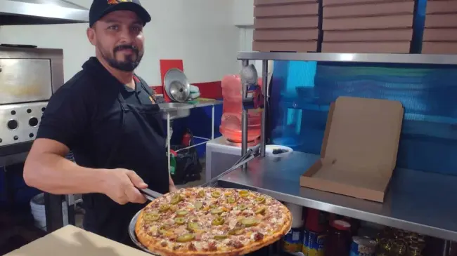 Con mucha dedicación y empeño Omar Barraza es un ejemplo de perseverancia. Un hombre que no se deja caer y que tiene un toque especial en sus pizzas.
