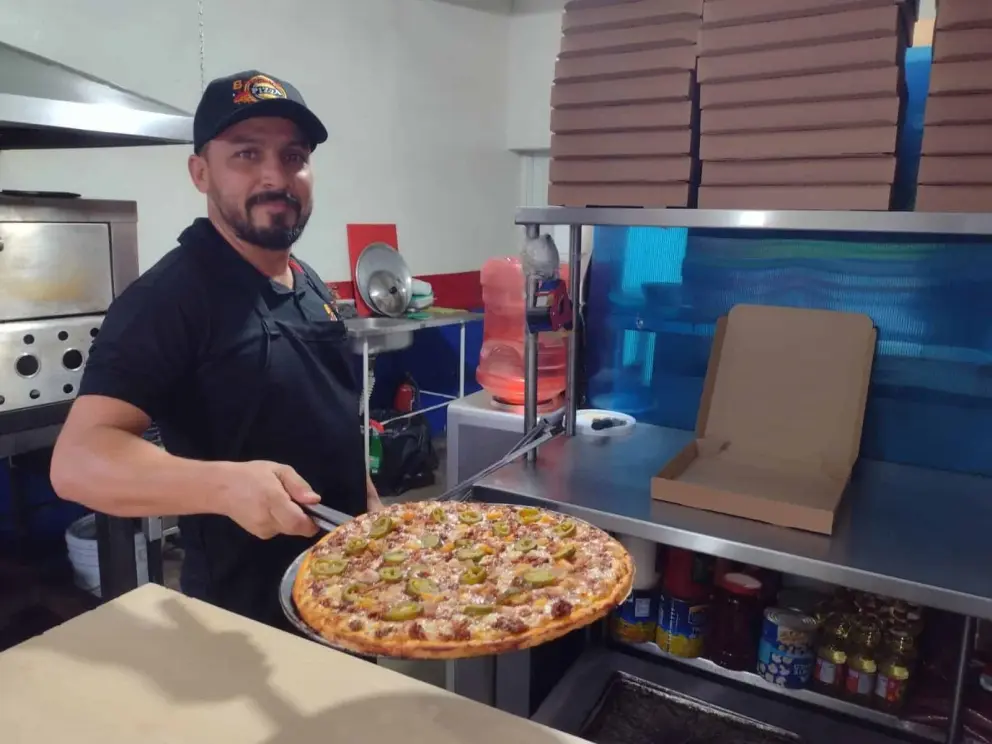 Omar Barraza es el hombre sordo que ha creado la pizzería preferida de Barrancos