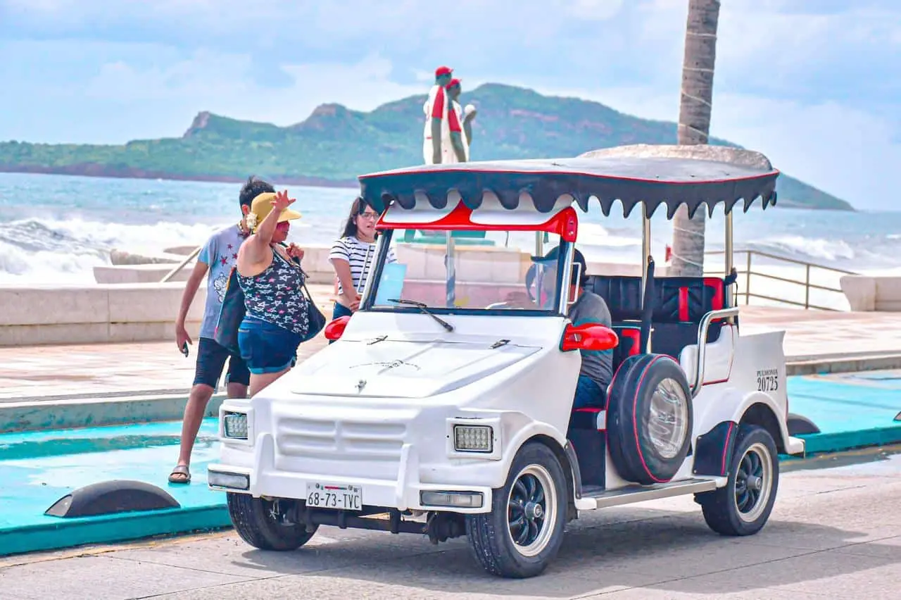 Turistas paseando por el malecón de Mazatlán.