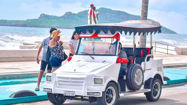 Turistas paseando por el malecón de Mazatlán.