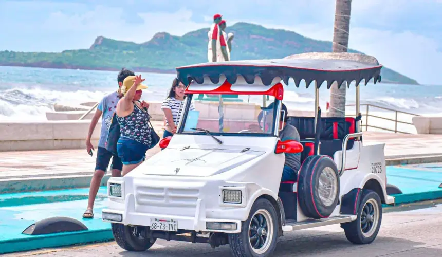 Turistas paseando por el malecón de Mazatlán.