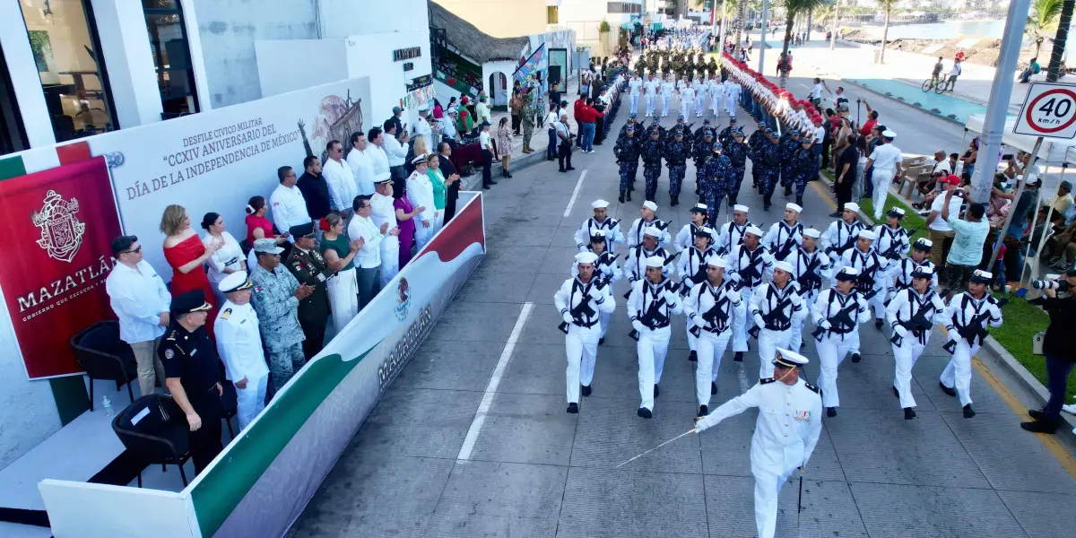 Imágenes del Desfile Cívico Militar en Mazatlán, Sinaloa