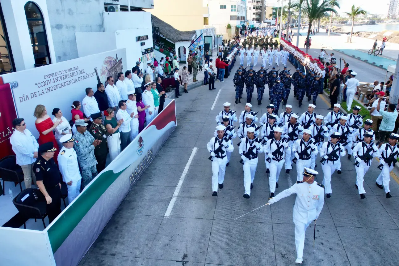 Imágenes del Desfile Cívico Militar en Mazatlán, Sinaloa