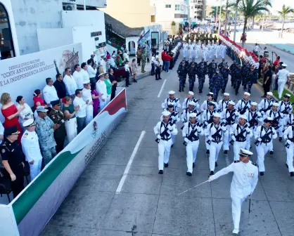 Imágenes del Desfile Cívico Militar en Mazatlán, Sinaloa