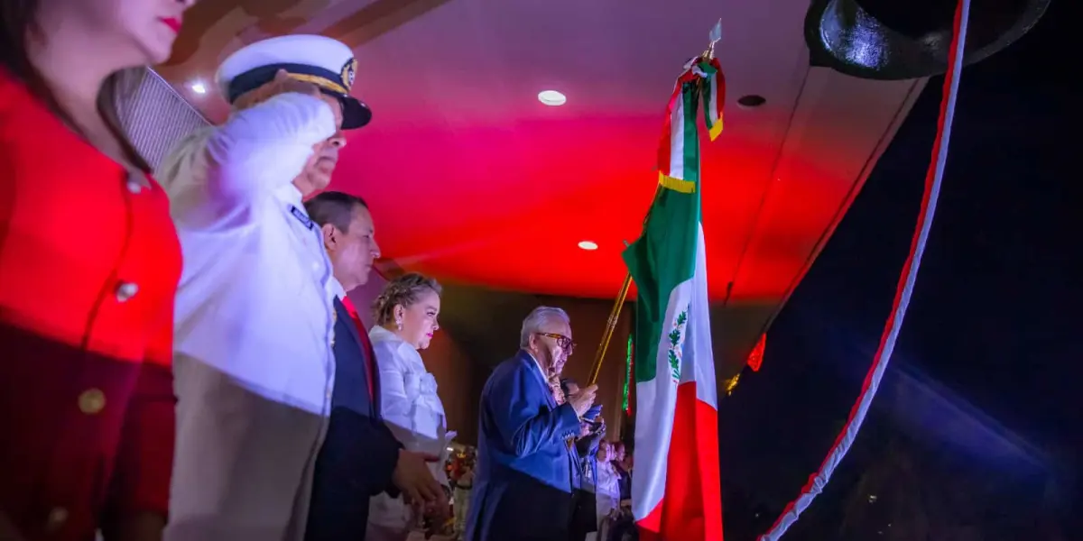 El gobernador Rubén Rocha Moya dio el Grito de Independencia desde el balcón principal de Palacio de Gobierno y estuvo acompañado de su gabinete y representante de los poderes Legislativo y Judicial del Estado.