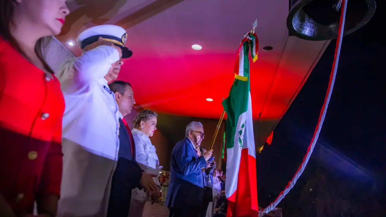 El gobernador Rubén Rocha Moya dio el Grito de Independencia desde el balcón principal de Palacio de Gobierno y estuvo acompañado de su gabinete y representante de los poderes Legislativo y Judicial del Estado.