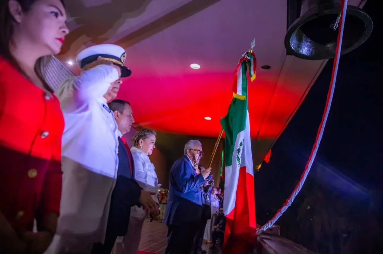 El gobernador Rubén Rocha Moya dio el Grito de Independencia desde el balcón principal de Palacio de Gobierno y estuvo acompañado de su gabinete y representante de los poderes Legislativo y Judicial del Estado.