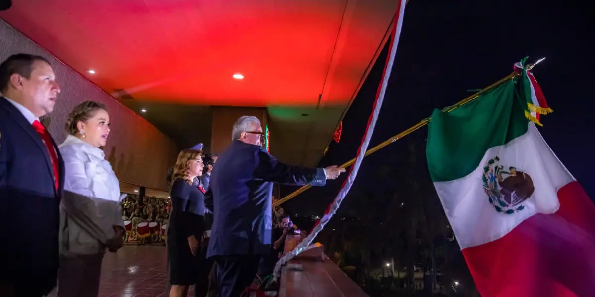 Rubén Rocha Moya, gobernador de Sinaloa, da el Grito de Independencia desde el balcón de tercer piso en Culiacán, Sinaloa.