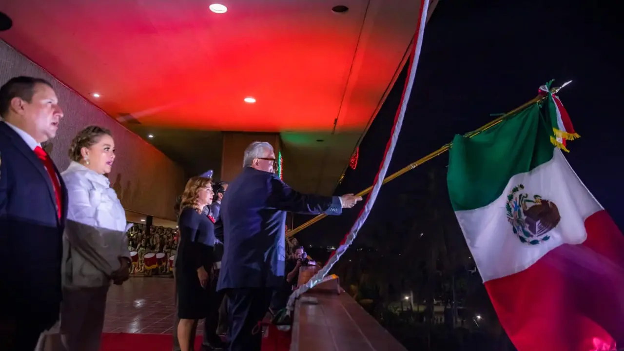 Rubén Rocha Moya, gobernador de Sinaloa, da el Grito de Independencia desde el balcón de tercer piso en Culiacán, Sinaloa.