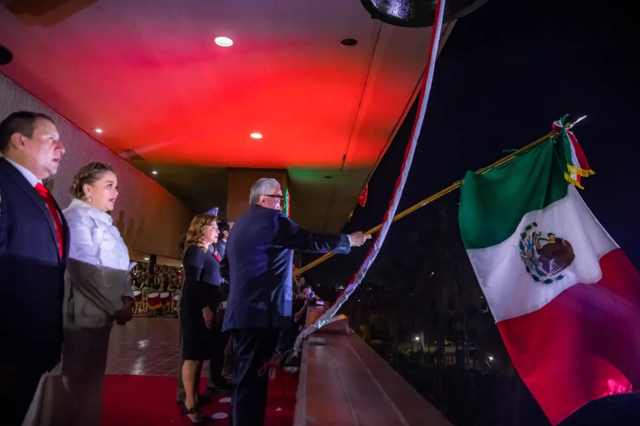 Rubén Rocha Moya, gobernador de Sinaloa, da el Grito de Independencia desde el balcón de tercer piso en Culiacán, Sinaloa.