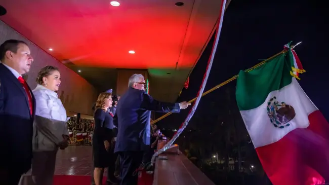 Rubén Rocha Moya, gobernador de Sinaloa, da el Grito de Independencia desde el balcón de tercer piso en Culiacán, Sinaloa.