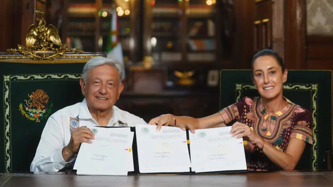 AMLO firma la Reforma al Poder Judicial. Foto: Cortesía