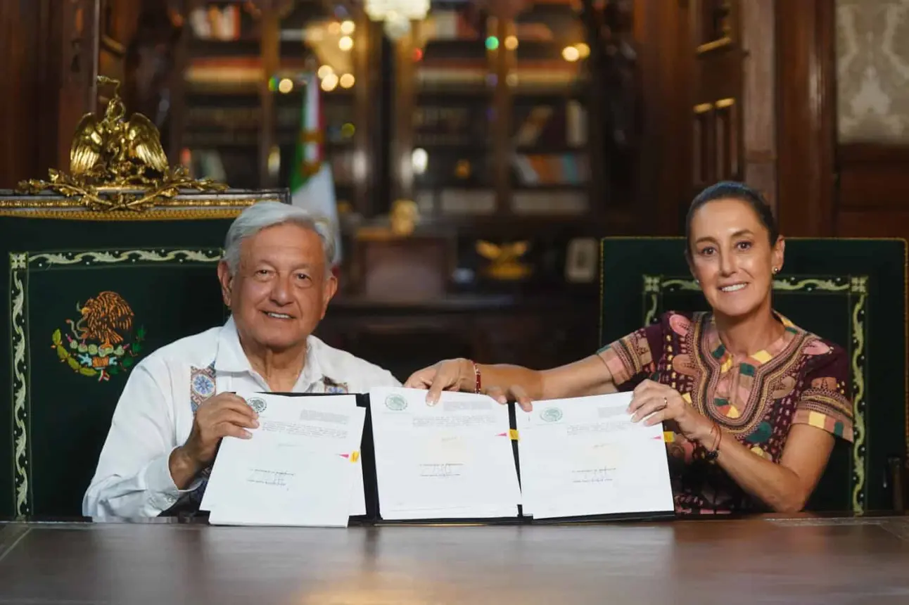 AMLO firma la Reforma al Poder Judicial. Foto: Cortesía