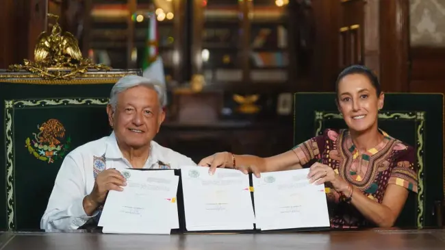 AMLO firma la Reforma al Poder Judicial. Foto: Cortesía
