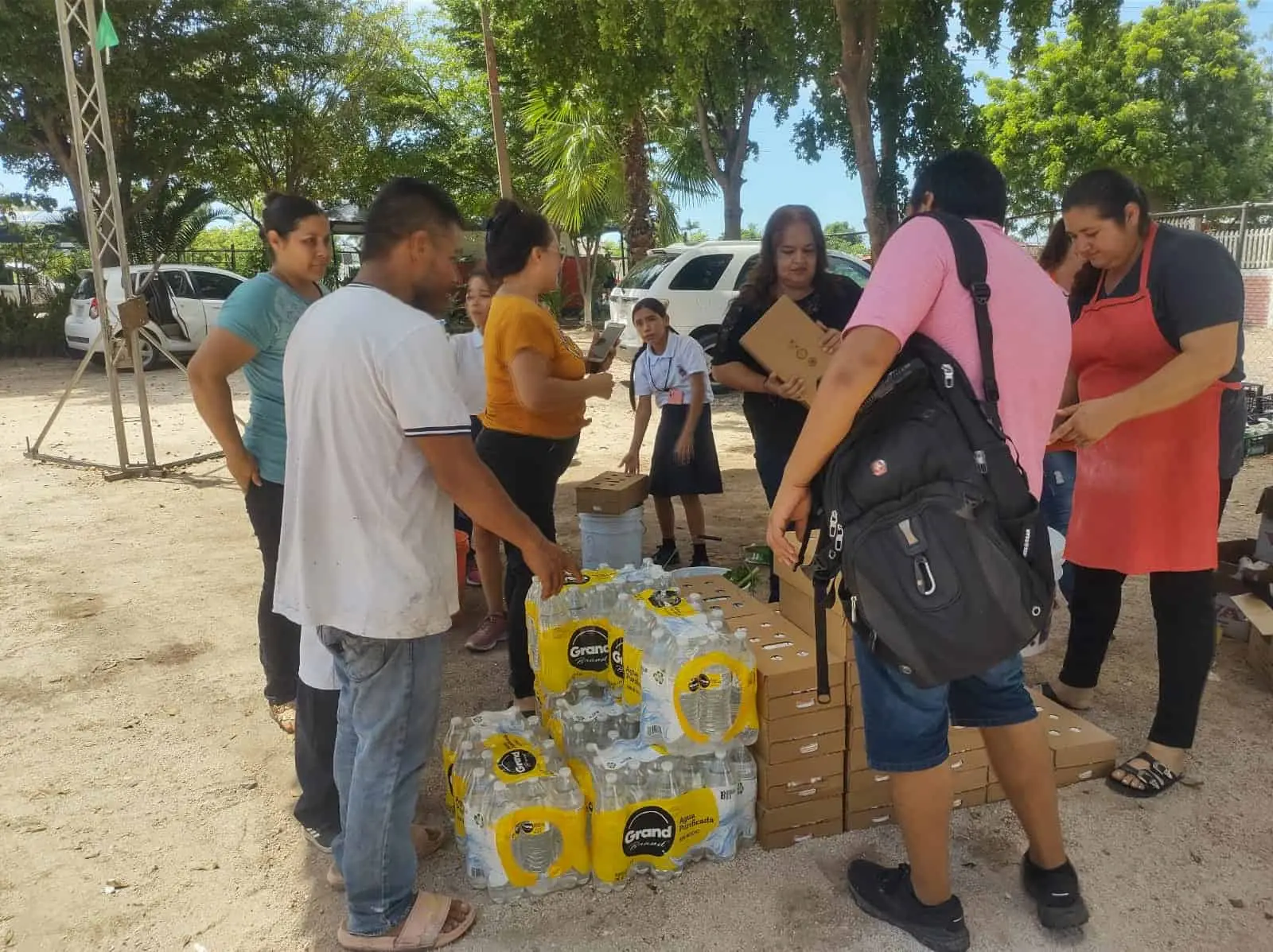 Entrega de despensas de Cáritas