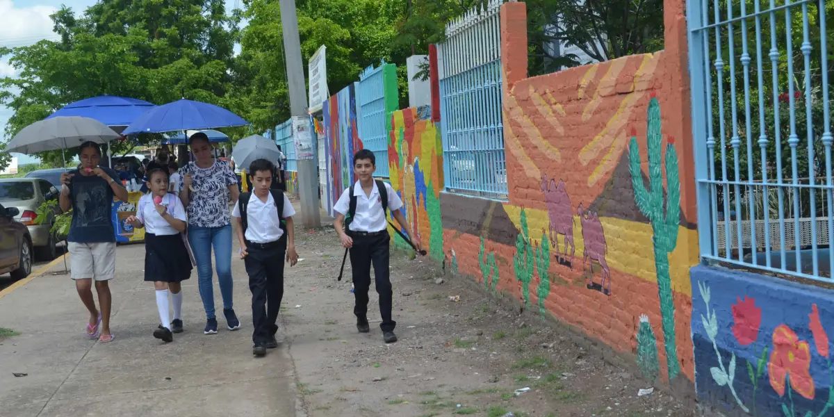 Más de 200 metros cuadrados de arte embellecen y concientizan en las escuelas primarias que se ubican sobre el bulevar Agricultores. Foto: Juan Madrigal