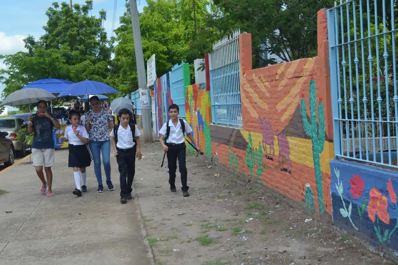 Más de 200 metros cuadrados de arte embellecen y concientizan en las escuelas primarias que se ubican sobre el bulevar Agricultores. Foto: Juan Madrigal