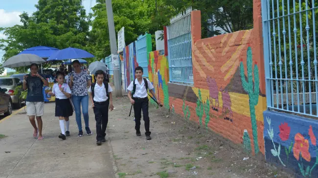 Más de 200 metros cuadrados de arte embellecen y concientizan en las escuelas primarias que se ubican sobre el bulevar Agricultores. Foto: Juan Madrigal