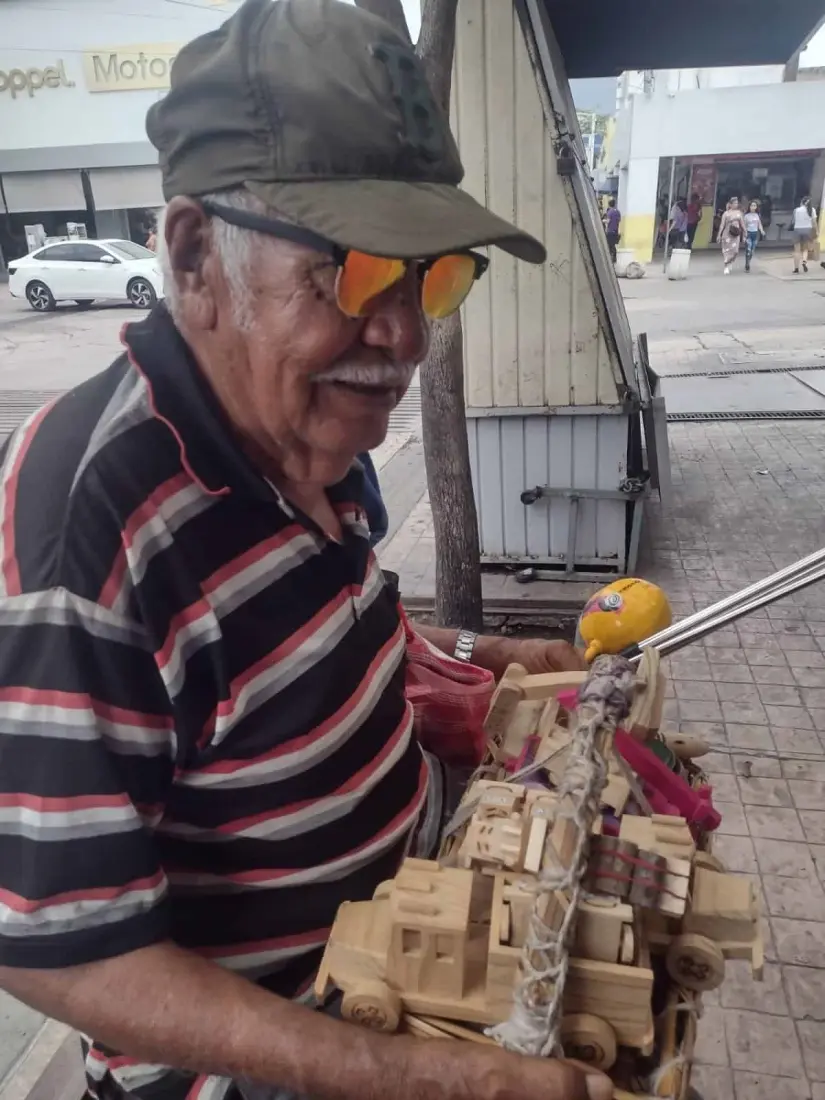 Con sus habilidosas manos, Lalo realiza sus juguetes de madera.