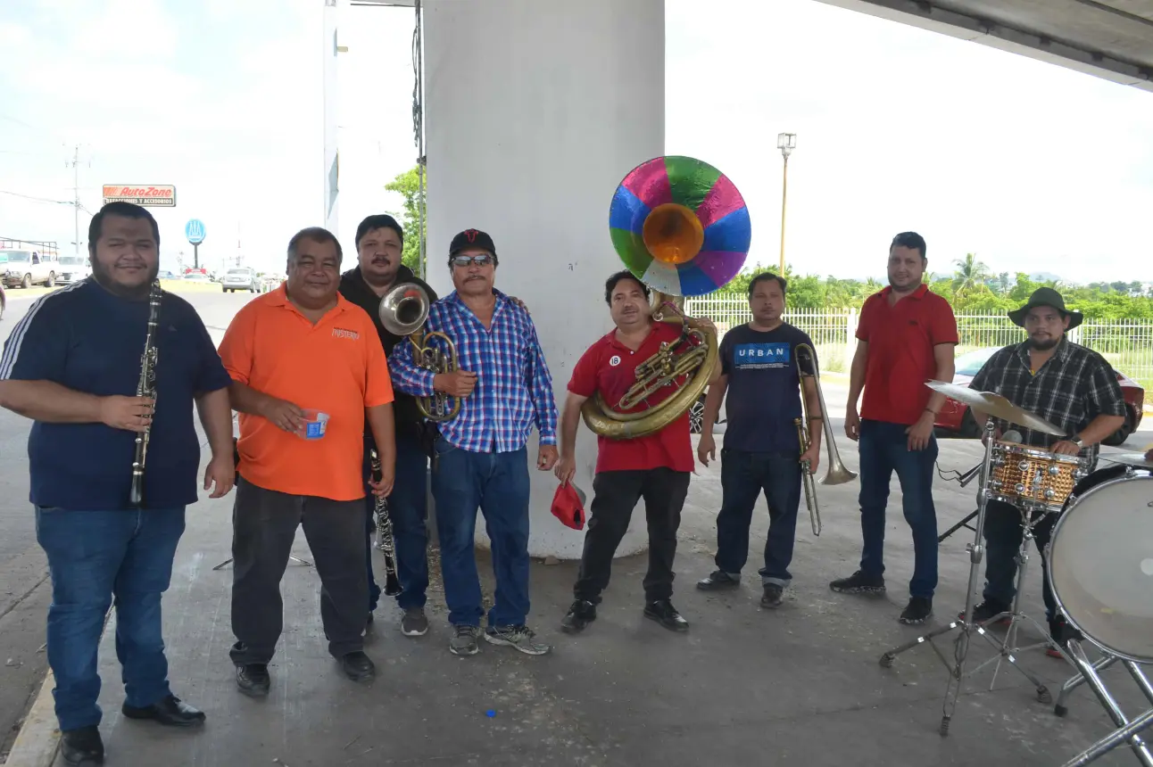 Un grupo de músicos lleva felicidad a las calles de Culiacán, mientras encuentran en la música el sustento para sus familias. Foto: Juan Madrigal