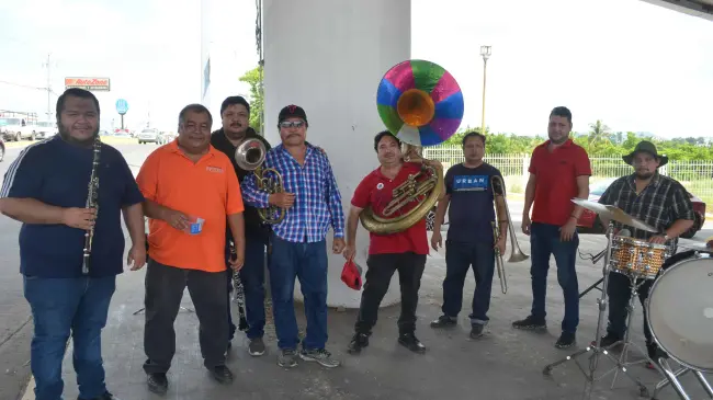 Un grupo de músicos lleva felicidad a las calles de Culiacán, mientras encuentran en la música el sustento para sus familias. Foto: Juan Madrigal