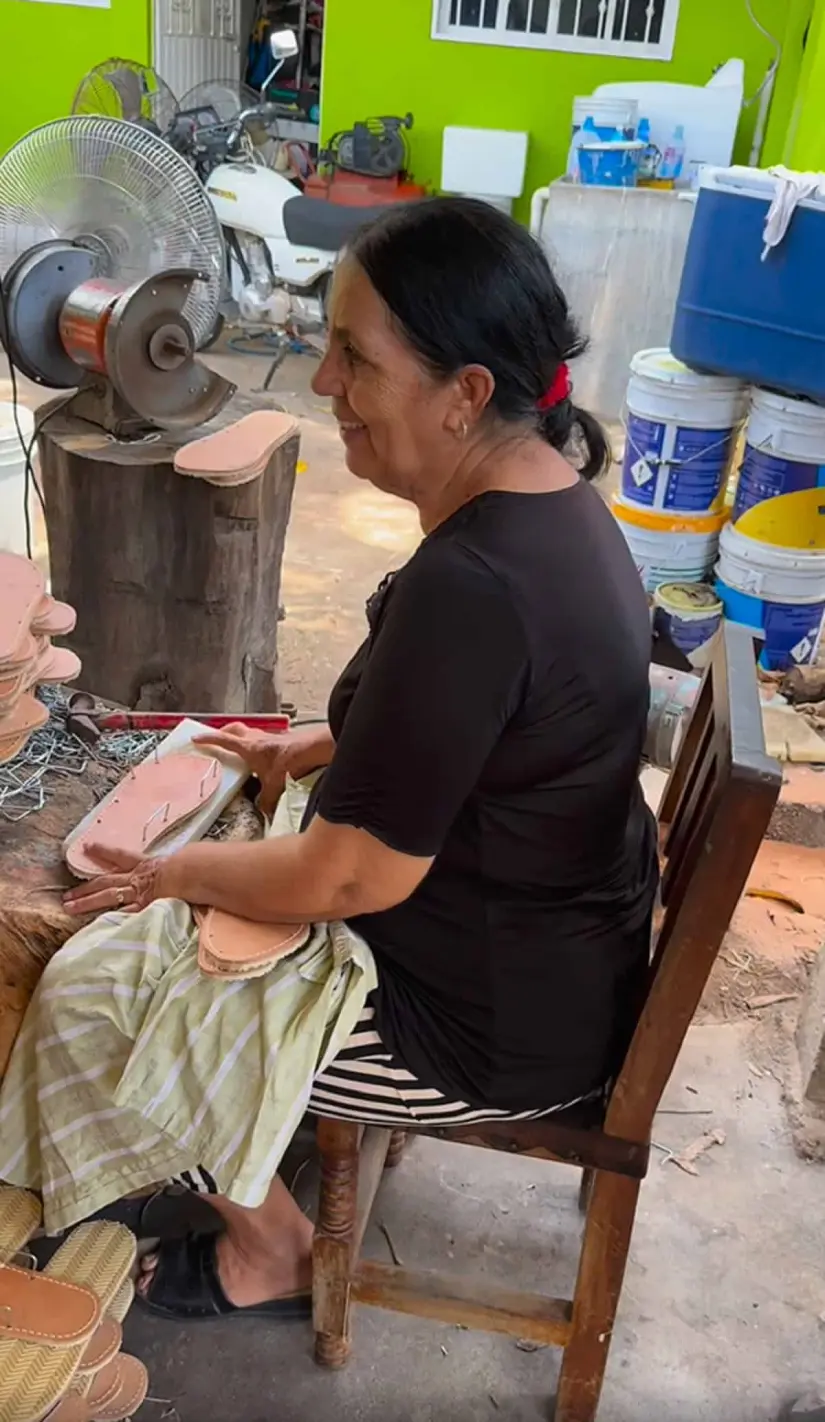 Silvia Sánchez en la elaboración de huaraches de cuero 