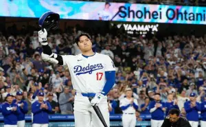 Dodgers ofrece casi 6 millones de pesos al aficionado que atrapó la bola del 50/50