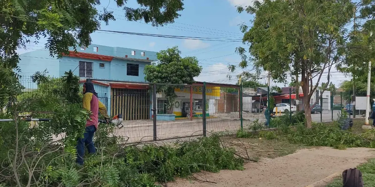 Personal de Parques y Jardines del Ayuntamiento de Culiacán, se encargaron de asear el campo deportivo y asegurar que el área esté en óptimas condiciones para su uso. Foto: Juan Madrigal