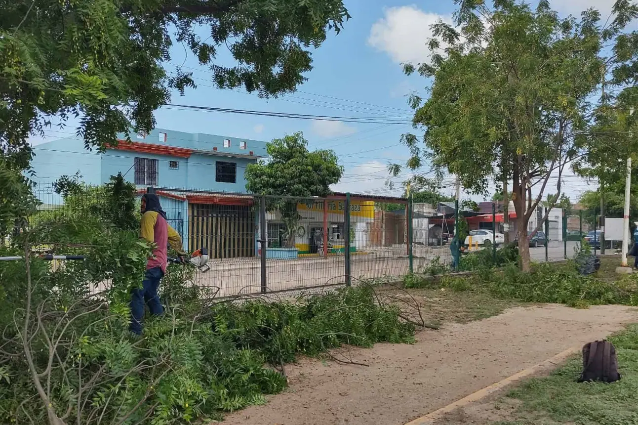 Personal de Parques y Jardines del Ayuntamiento de Culiacán, se encargaron de asear el campo deportivo y asegurar que el área esté en óptimas condiciones para su uso. Foto: Juan Madrigal