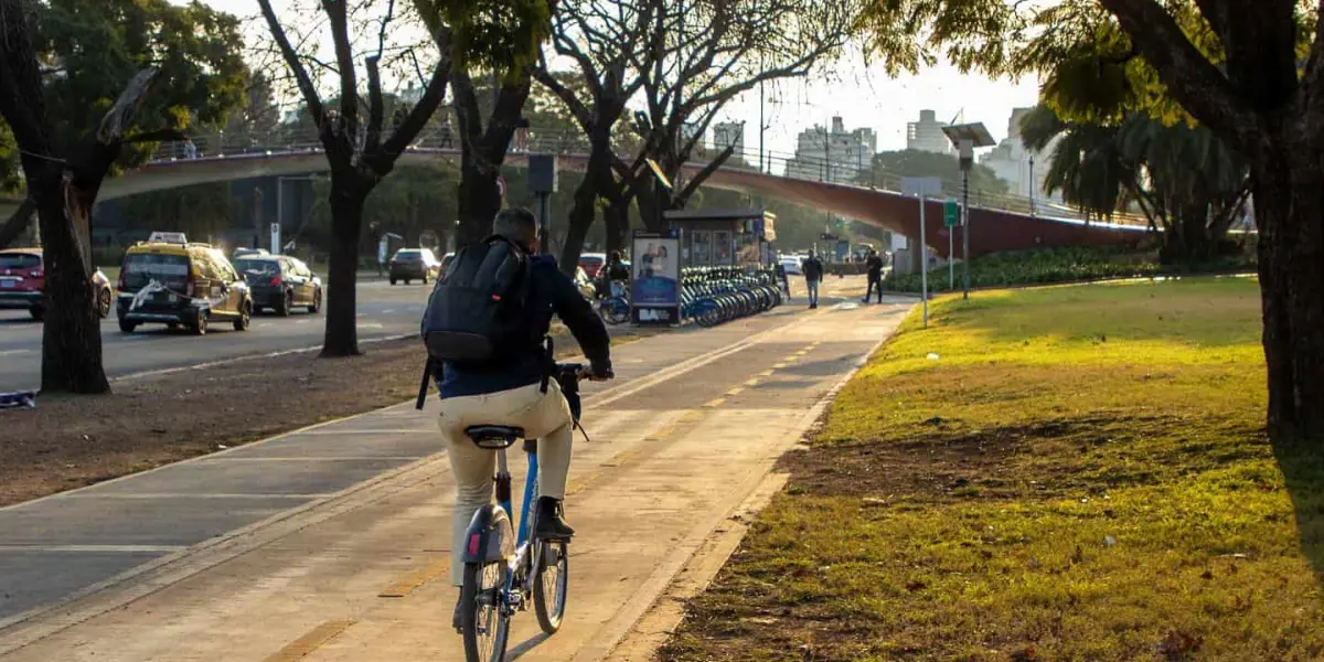 Una persona se traslada en bicicleta en las calles de la CDMX.