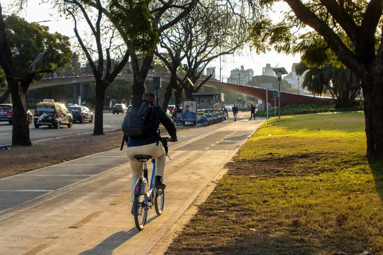 Una persona se traslada en bicicleta en las calles de la CDMX.