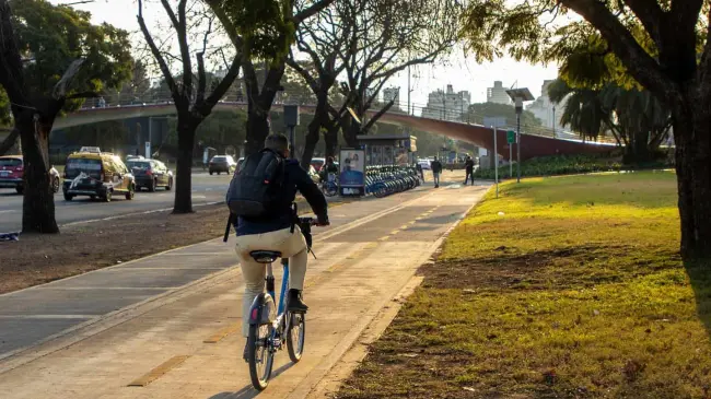 Una persona se traslada en bicicleta en las calles de la CDMX.
