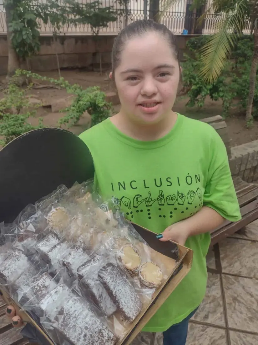 Carolina Montes Armenta es un jovencita emprendedora y vende brownies en la Plazuela Obregón. 